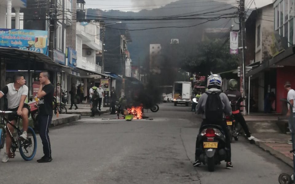 Patrulla de policía se incendia al estrellarse con un taxi